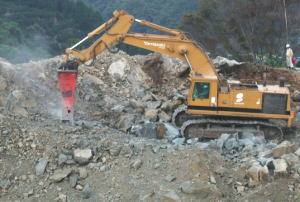 超大型油圧ブレーカ破砕